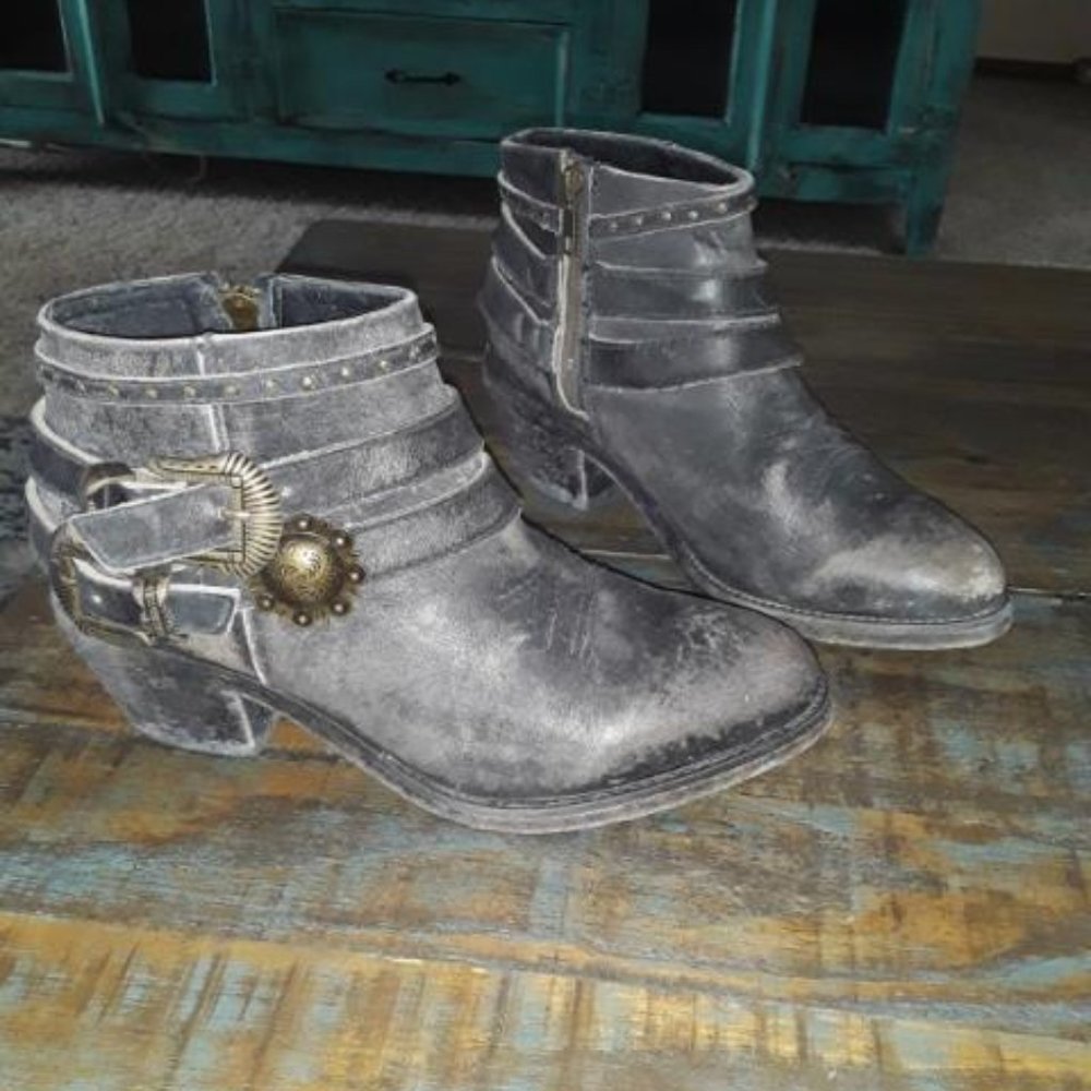 Corral Circle G Distressed Booties Sz 7